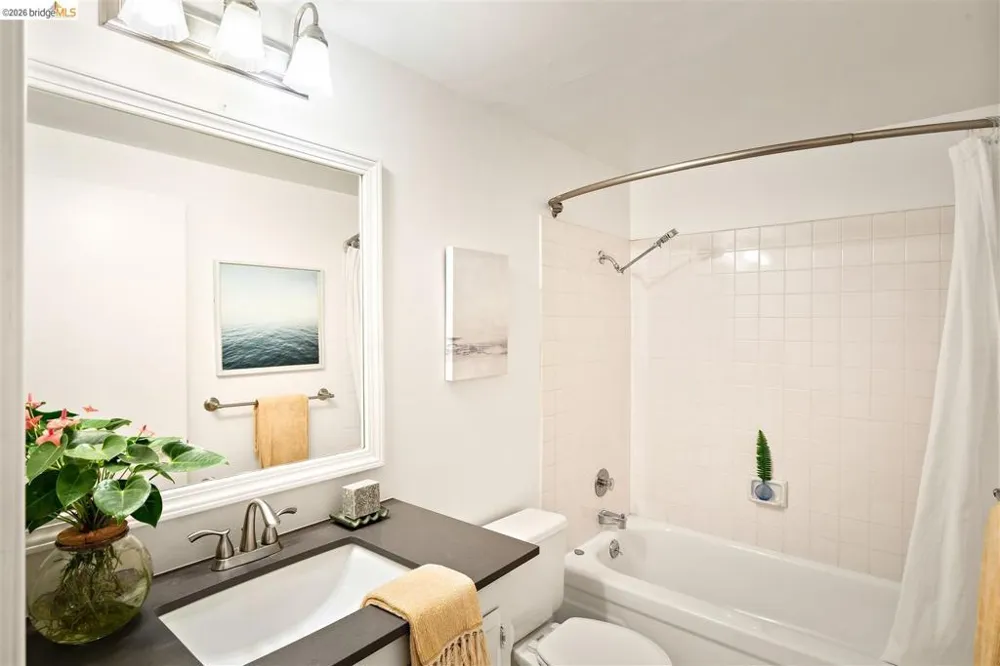 32 Sereno Circle Oakland, CA 94619