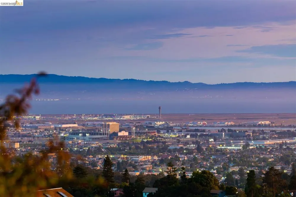 32 Sereno Circle Oakland, CA 94619