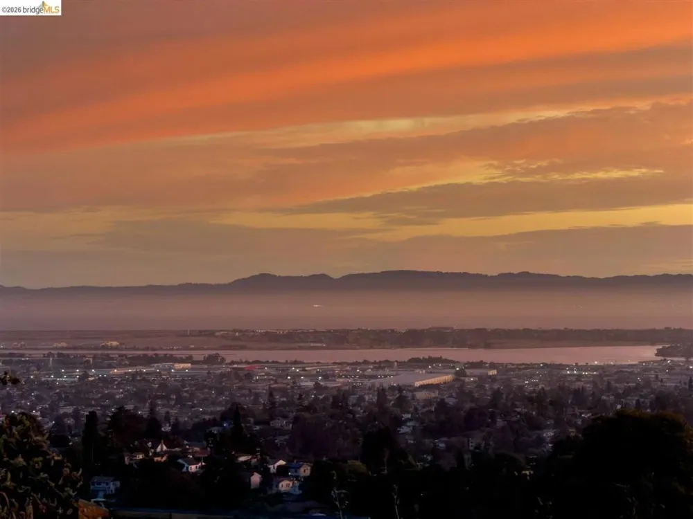 32 Sereno Circle Oakland, CA 94619