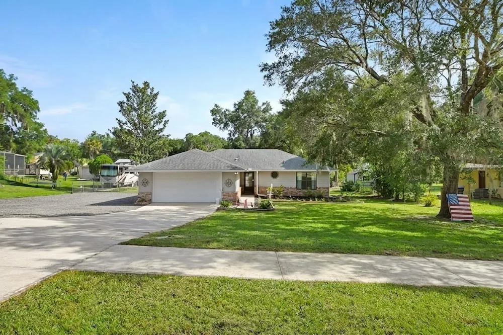 235 W RETTA STREET De Leon Springs, FL 32130