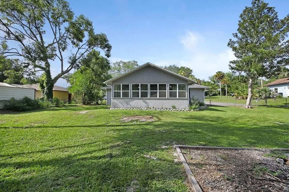 235 W RETTA STREET De Leon Springs, FL 32130