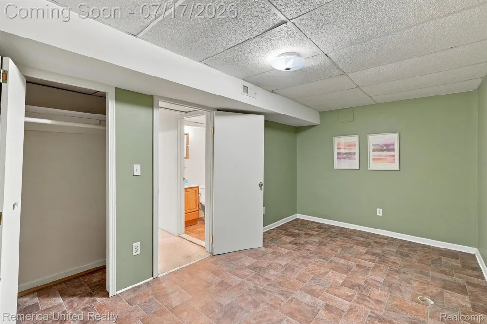 24597 Edgewood Drive Novi City, MI 48374