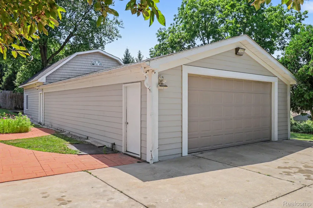 235 Alberta Street Auburn Hills City, MI 48326