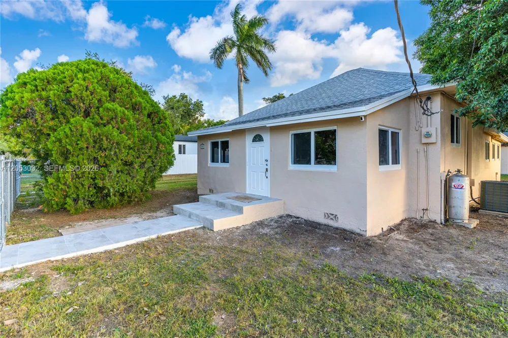 559 NW 2nd St Florida City, FL 33034
