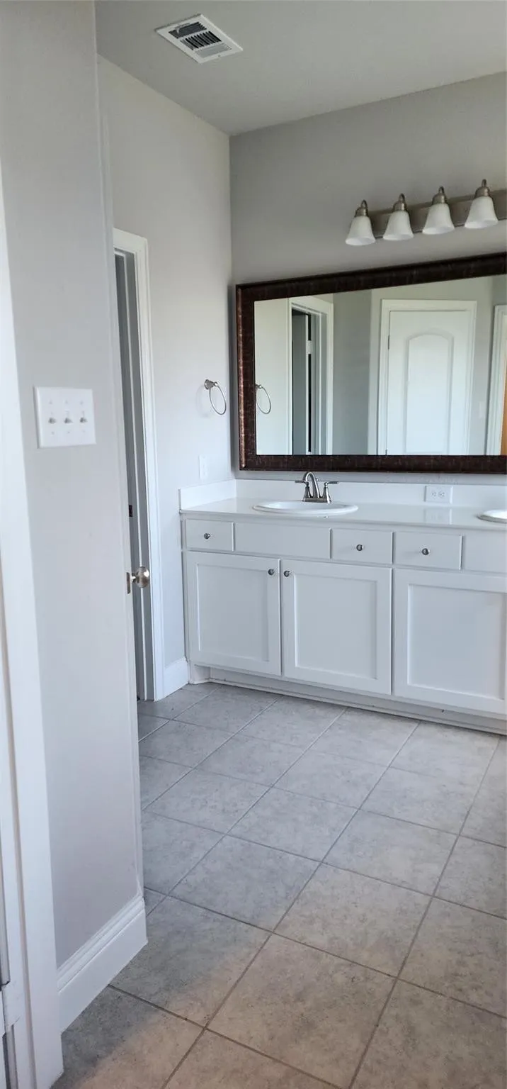 702 Amber Greenville, TX 75042