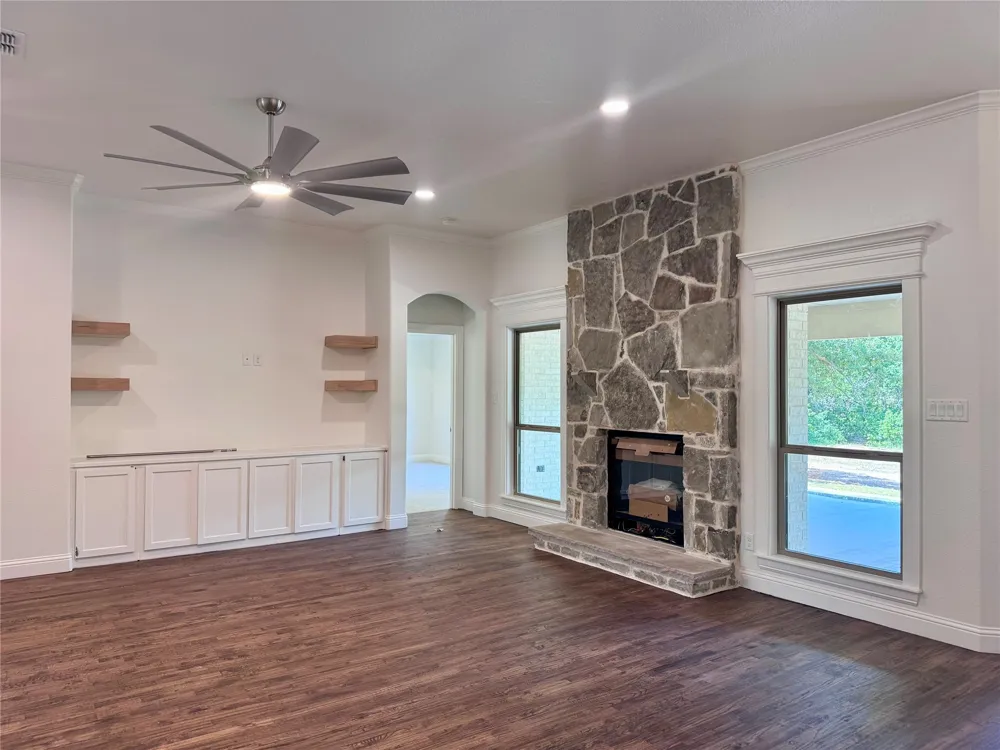 5025 Glenoaks Court Weatherford, TX 76088