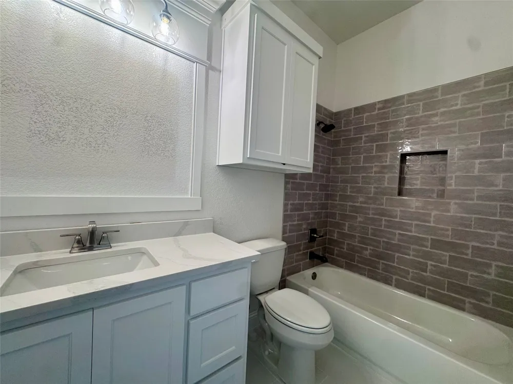 5025 Glenoaks Court Weatherford, TX 76088