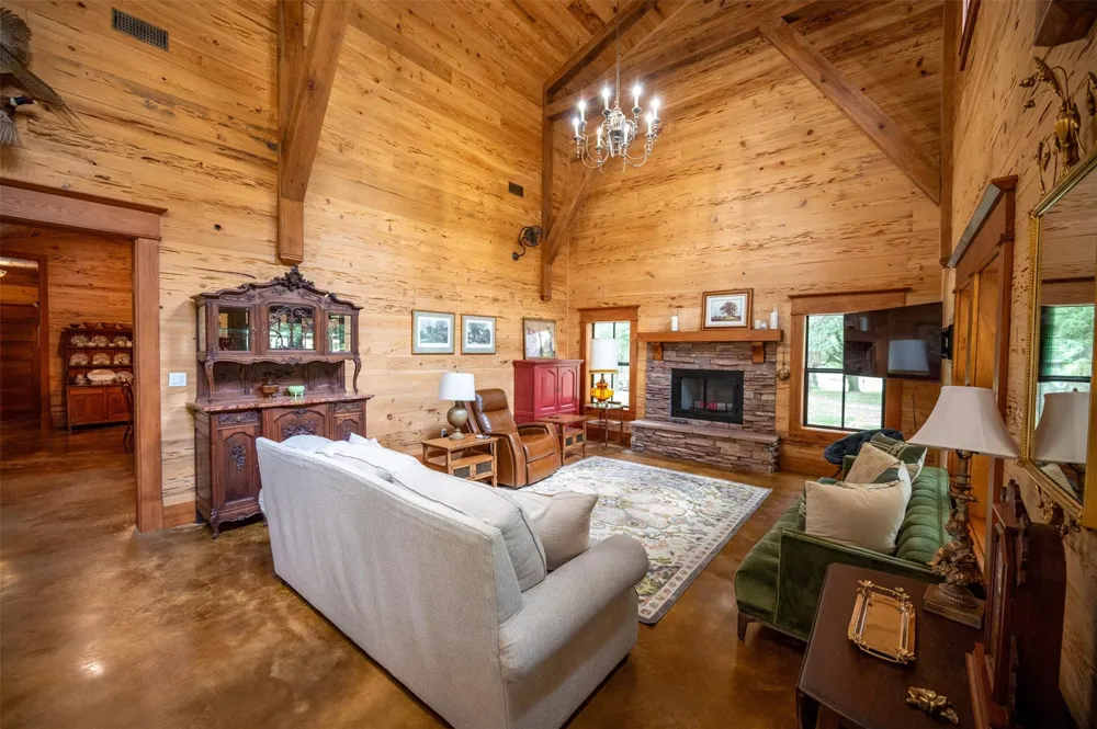625 County Road 2570 Colmesneil, TX 75938