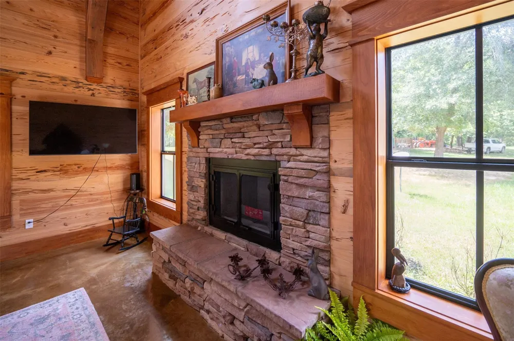 625 County Road 2570 Colmesneil, TX 75938
