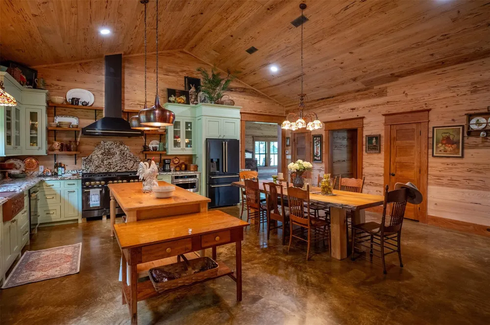 625 County Road 2570 Colmesneil, TX 75938
