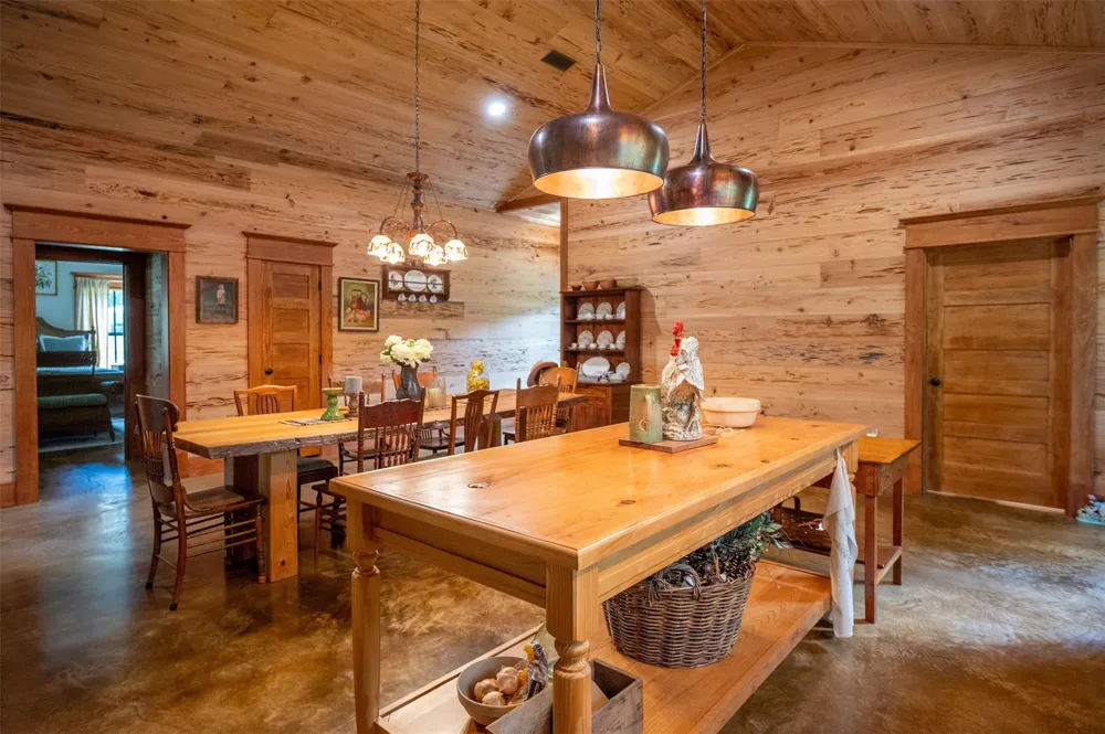 625 County Road 2570 Colmesneil, TX 75938
