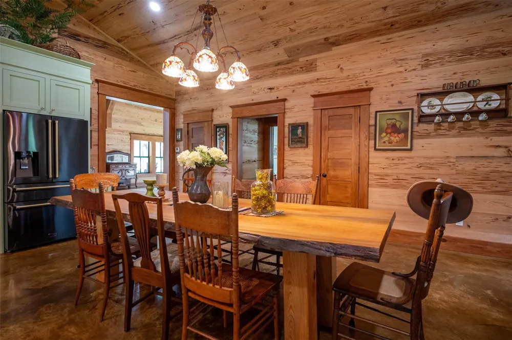 625 County Road 2570 Colmesneil, TX 75938