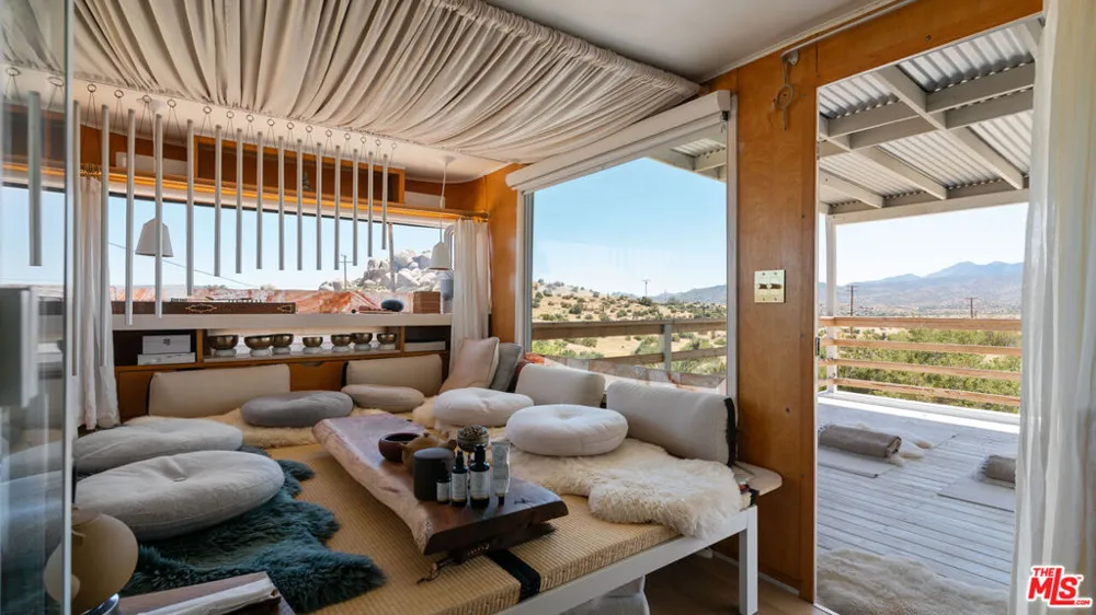 2900 Roadrunner Pioneertown, CA 92268