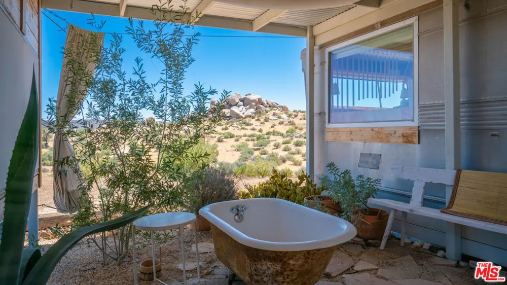 2900 Roadrunner Pioneertown, CA 92268