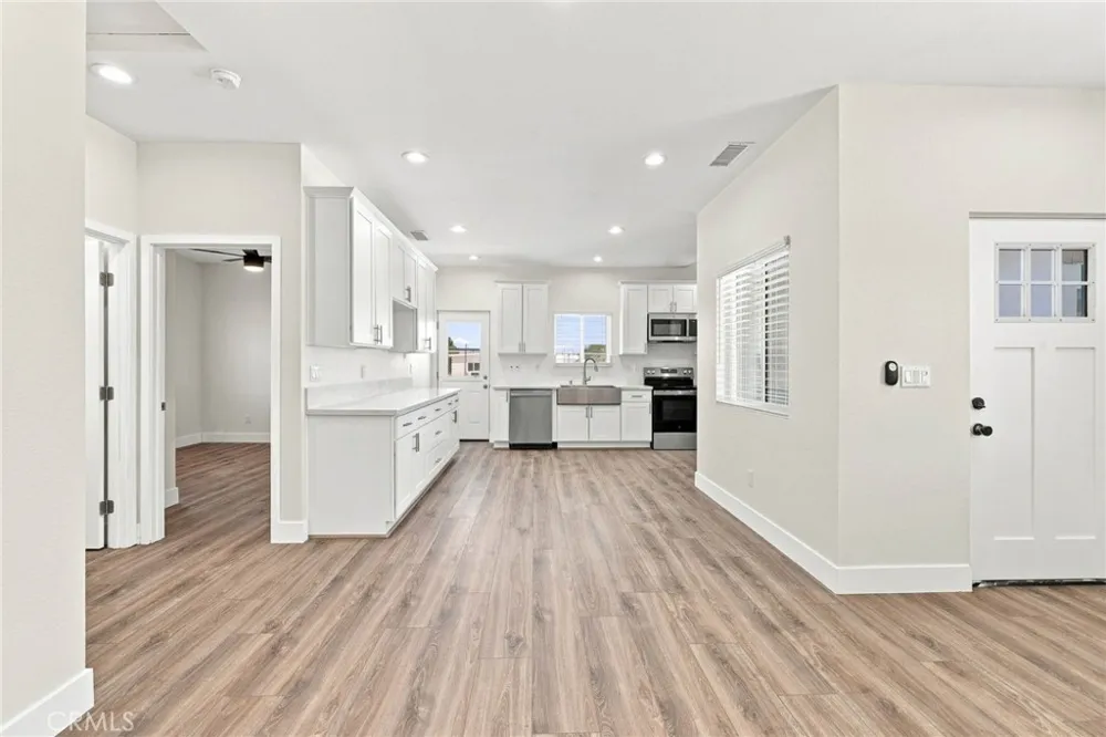 41015 W 41st west Palmdale, CA 93551