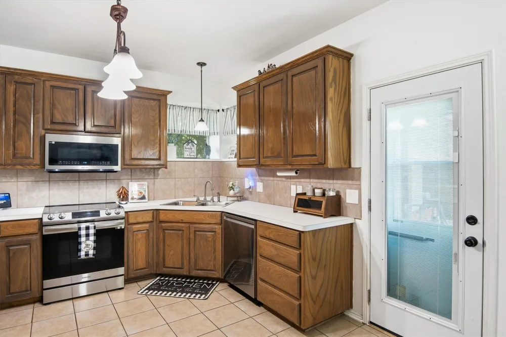 613 Dorchester Lane Mansfield, TX 76063