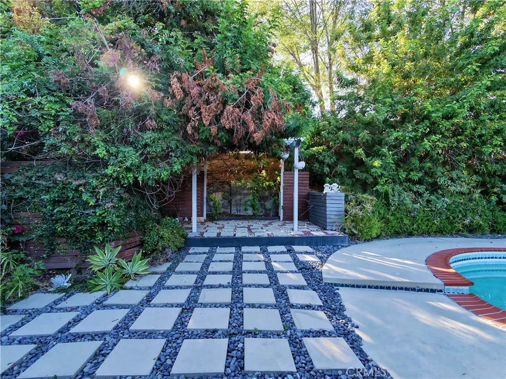 7049 Semrad Road West Hills, CA 91307