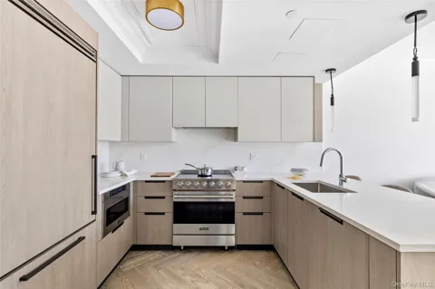 78-29 Austin Street #PH2O