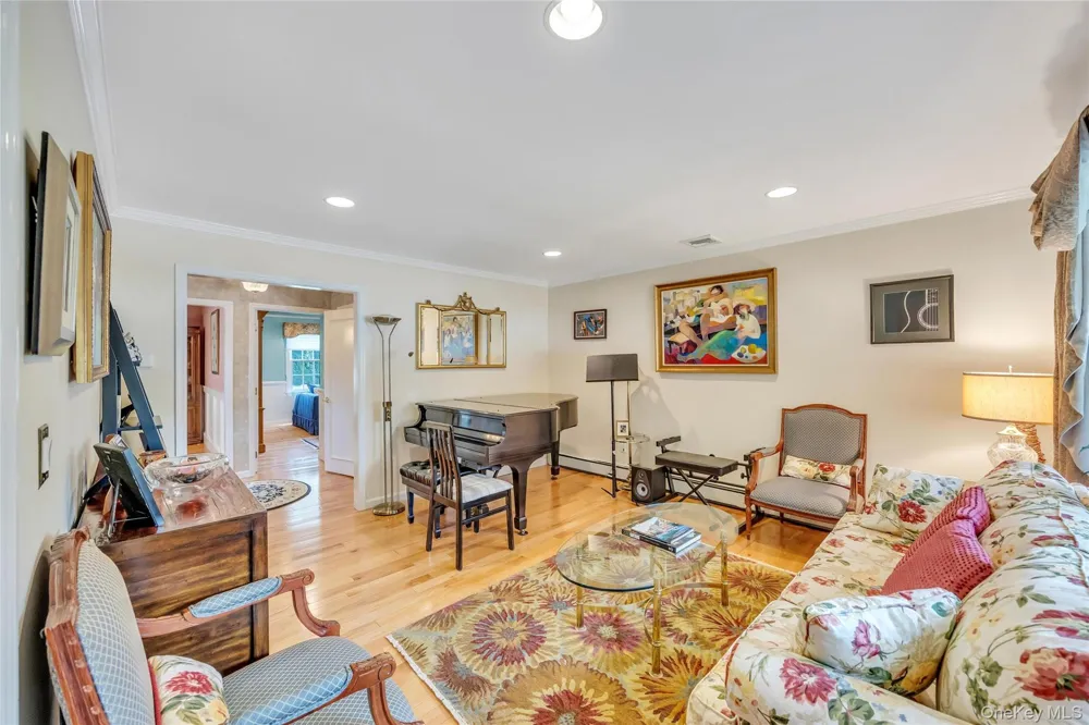16 Ashland Avenue New Hyde Park, NY 11040