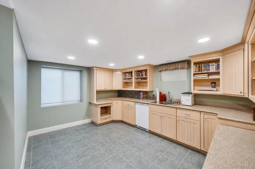 16 Ashland Avenue New Hyde Park, NY 11040