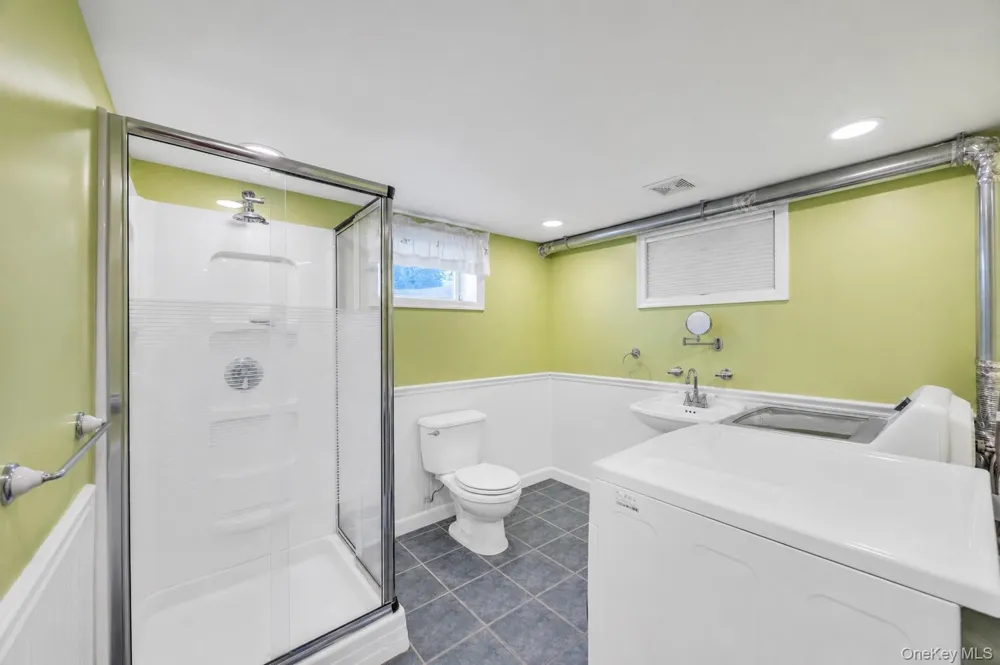 16 Ashland Avenue New Hyde Park, NY 11040