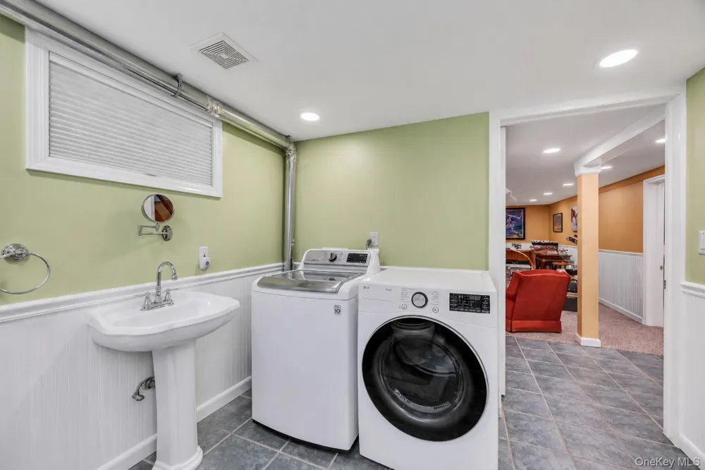 16 Ashland Avenue New Hyde Park, NY 11040