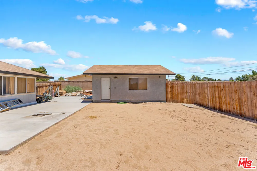 15361 Mondamon Road Apple Valley, CA 92307