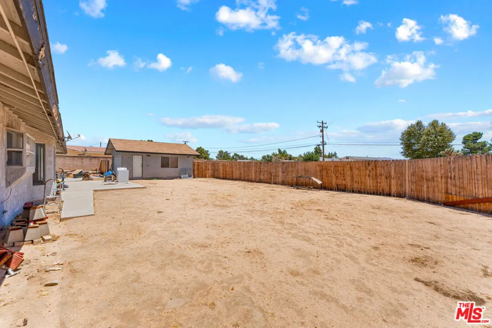 15361 Mondamon Road Apple Valley, CA 92307