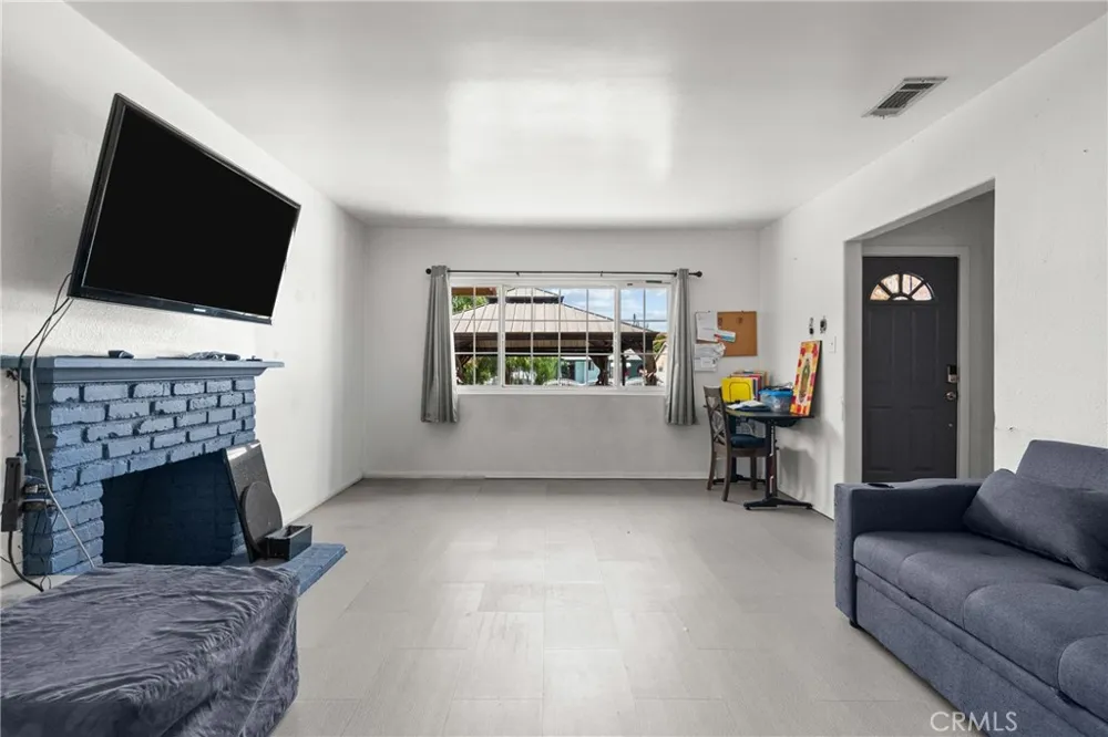 11924 Chadron Avenue San Fernando, CA 91340