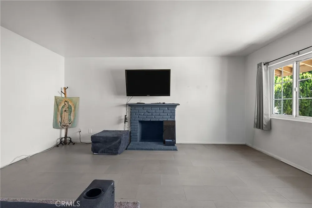 11924 Chadron Avenue San Fernando, CA 91340