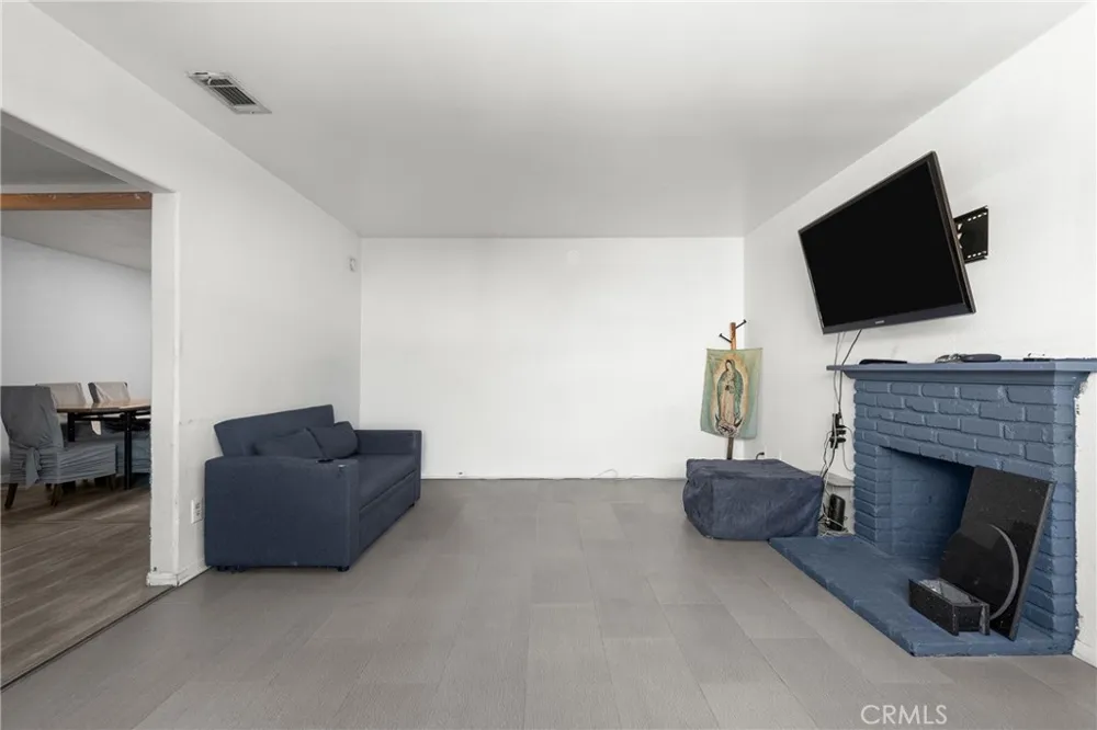11924 Chadron Avenue San Fernando, CA 91340