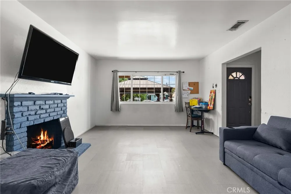 11924 Chadron Avenue San Fernando, CA 91340