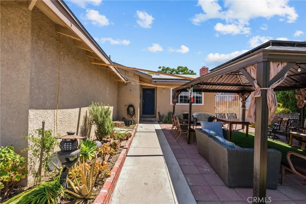 11924 Chadron Avenue San Fernando, CA 91340
