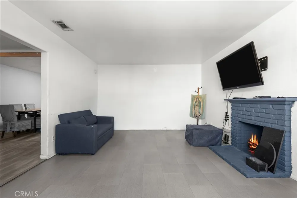 11924 Chadron Avenue San Fernando, CA 91340