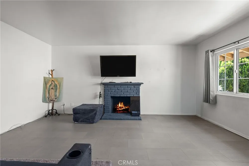 11924 Chadron Avenue San Fernando, CA 91340
