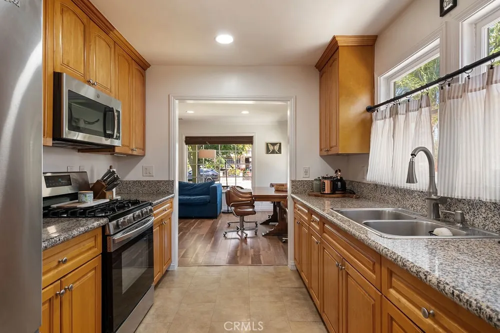 346 W Artesia Pomona, CA 91768