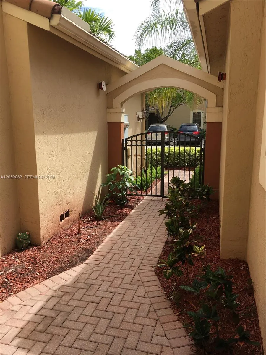 4258 Vineyard Cir Weston, FL 33332