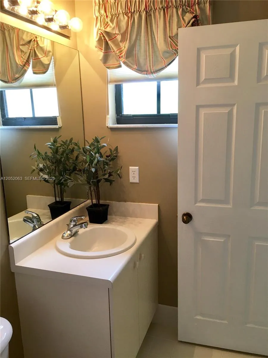 4258 Vineyard Cir Weston, FL 33332