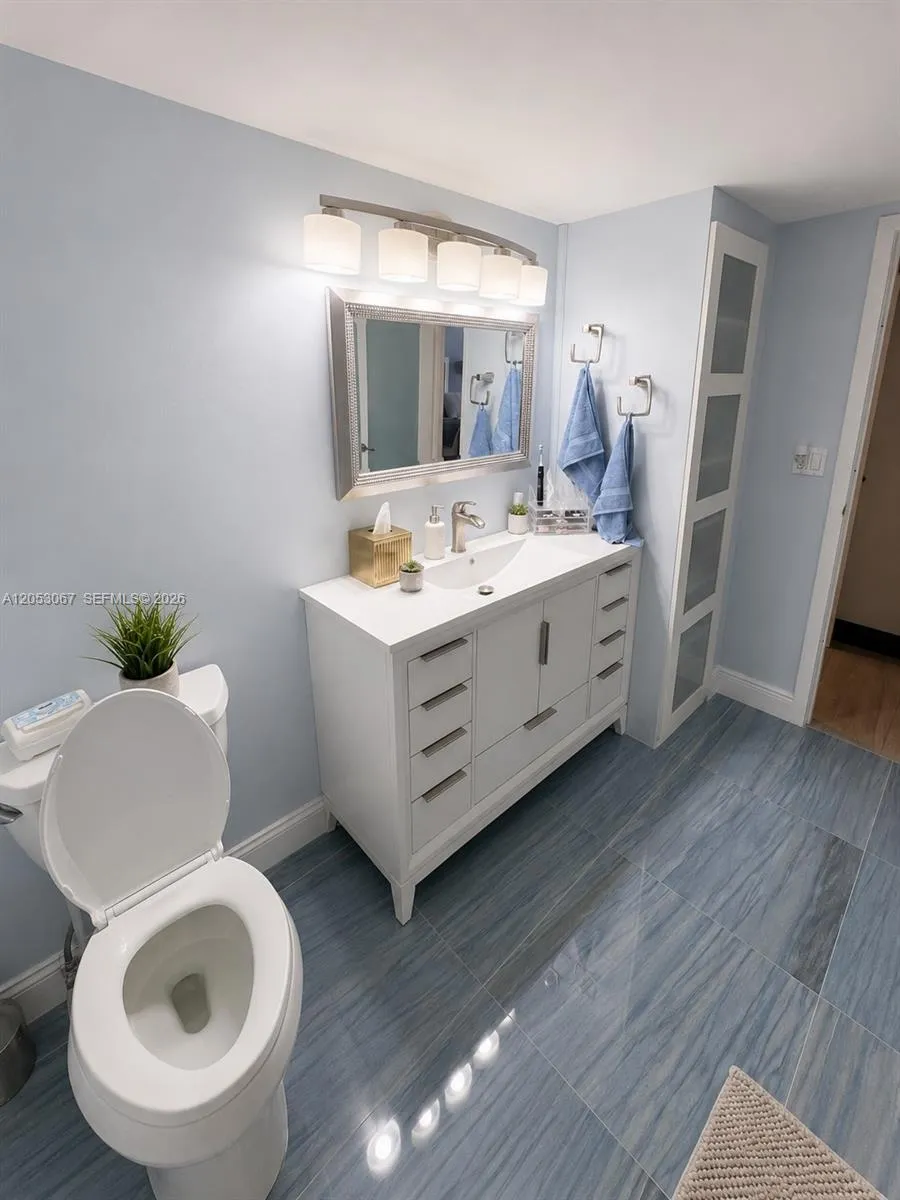1000 Parkview Dr #710 Hallandale Beach, FL 33009