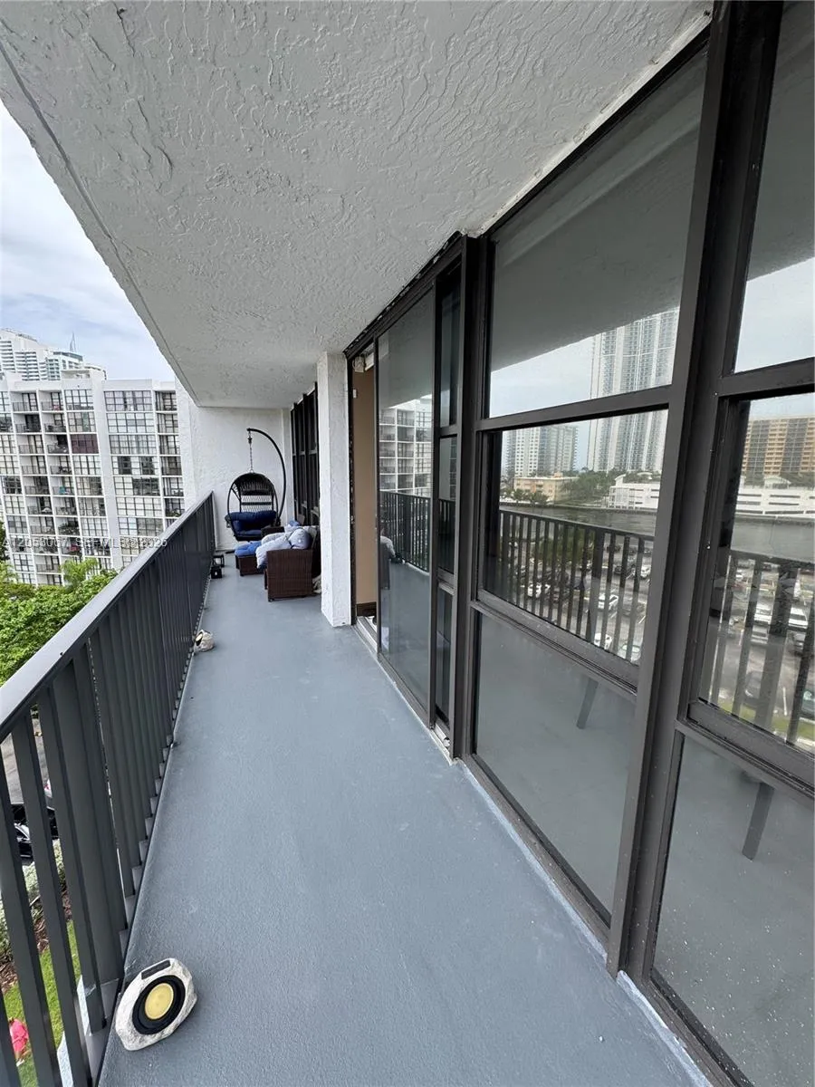1000 Parkview Dr #710 Hallandale Beach, FL 33009