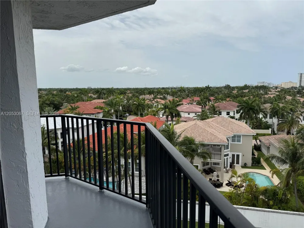 1000 Parkview Dr #710 Hallandale Beach, FL 33009