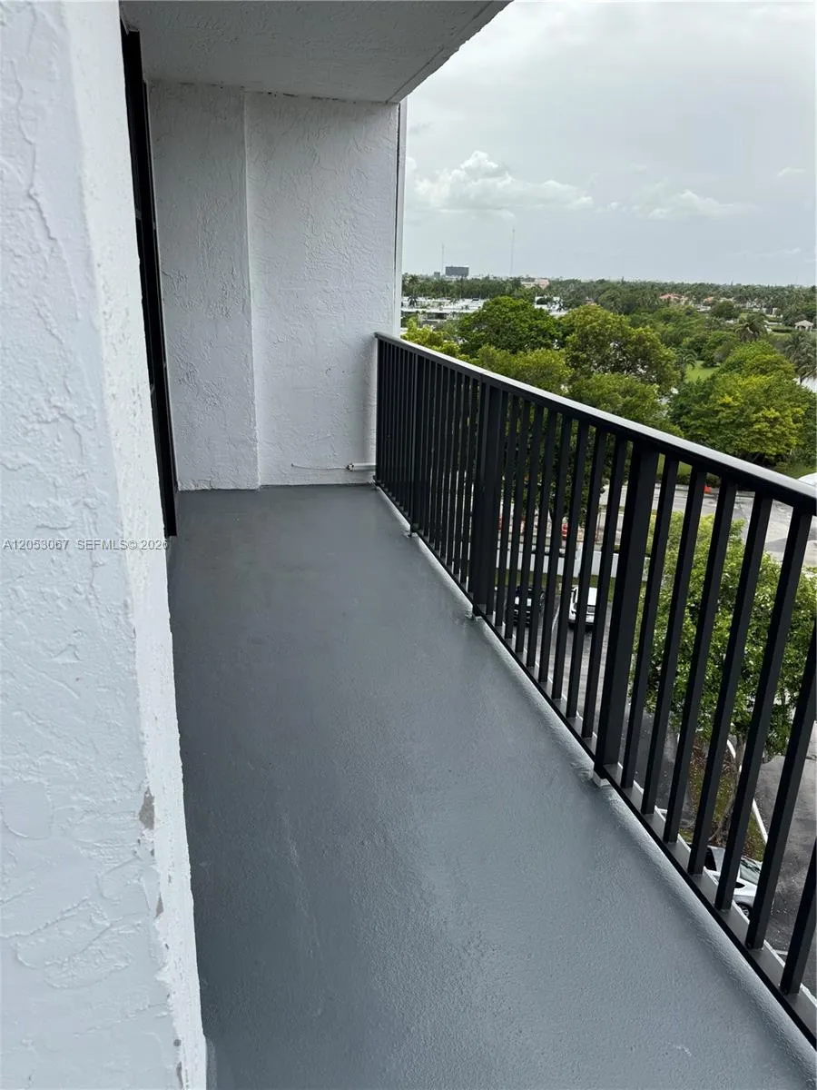 1000 Parkview Dr #710 Hallandale Beach, FL 33009