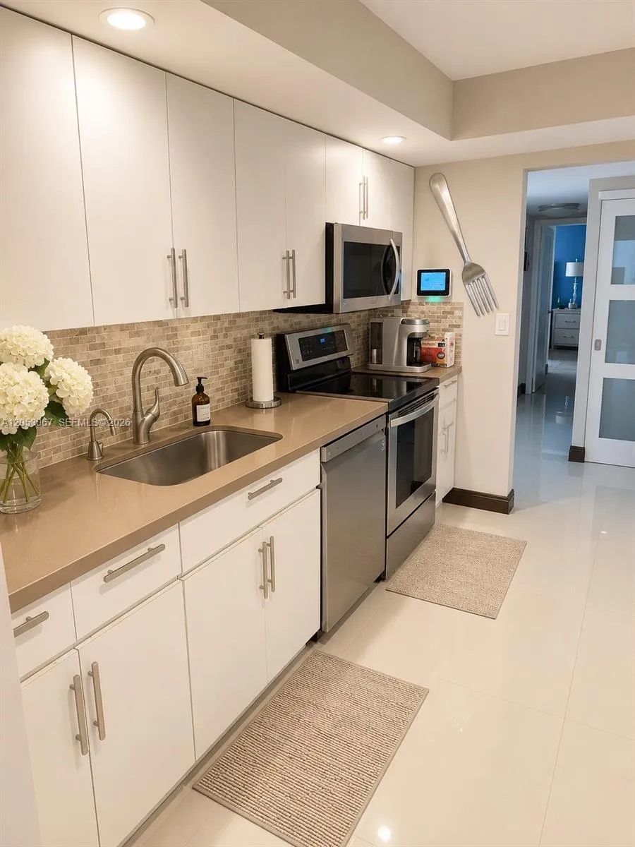 1000 Parkview Dr #710 Hallandale Beach, FL 33009