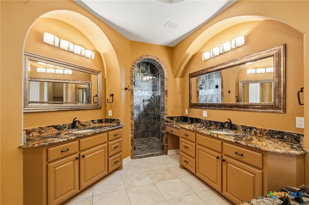 48 Post Oak Run Inez, TX 77968