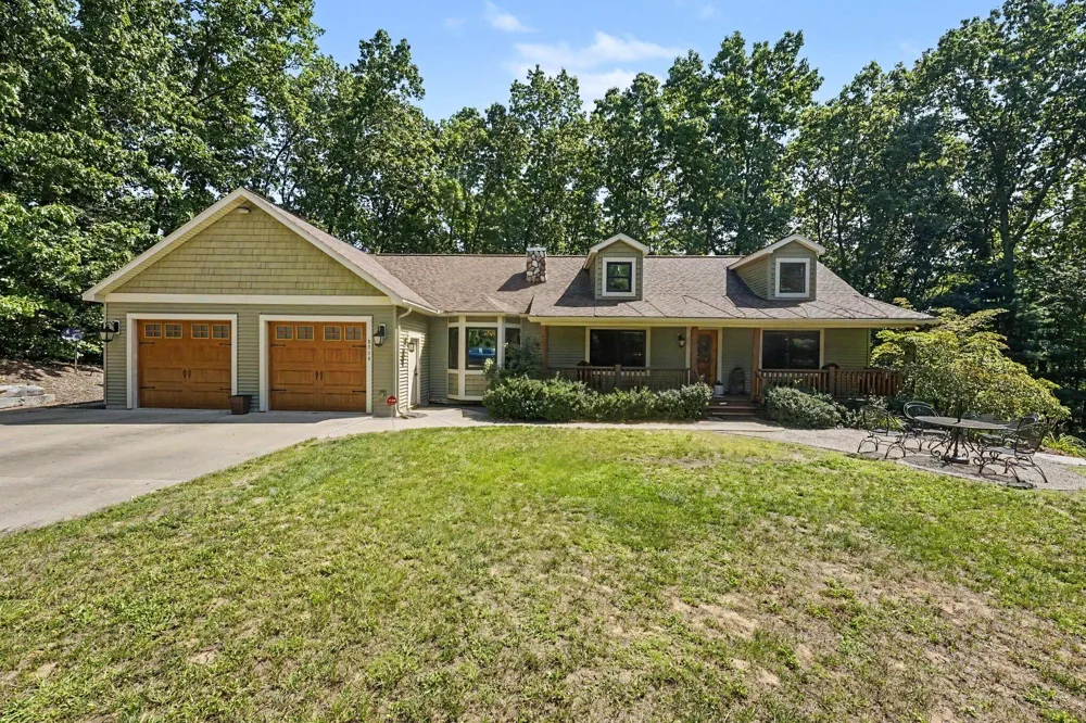 8319 Pine Island Drive NE Comstock Park, MI 49321