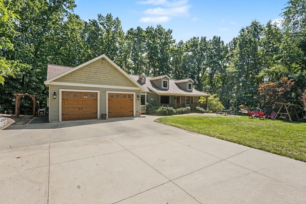 8319 Pine Island Drive NE Comstock Park, MI 49321