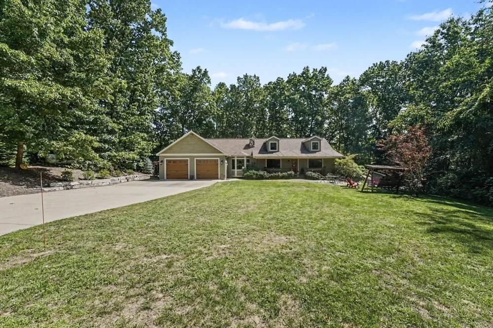8319 Pine Island Drive NE Comstock Park, MI 49321