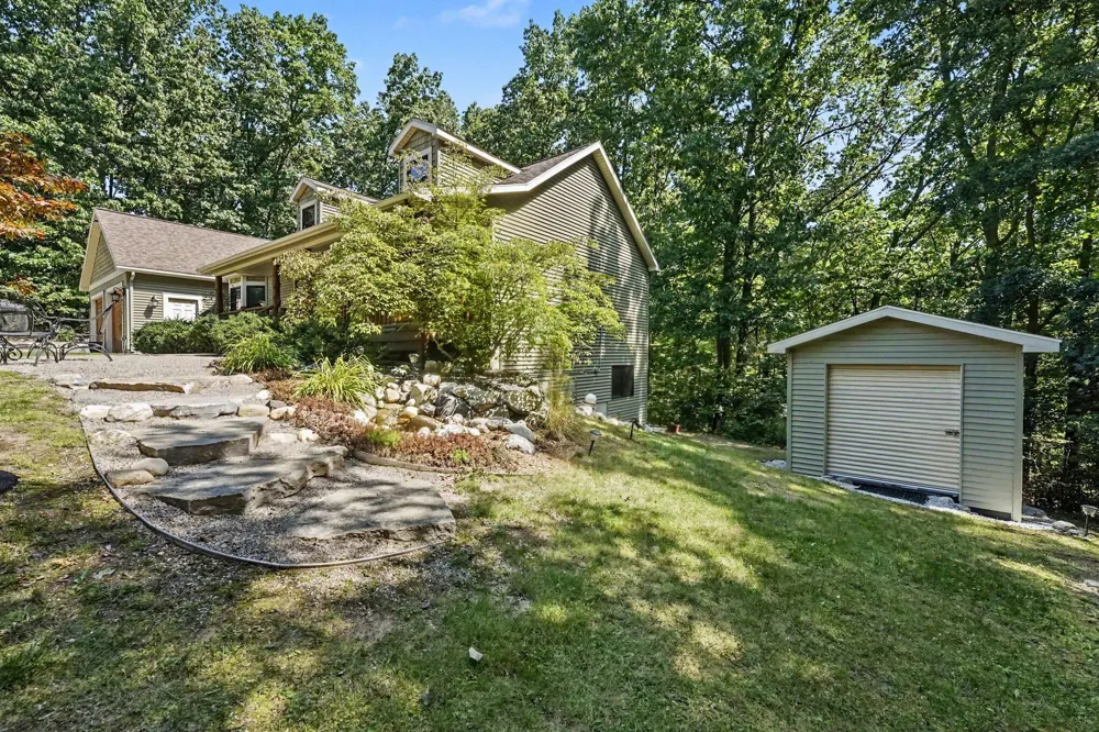 8319 Pine Island Drive NE Comstock Park, MI 49321