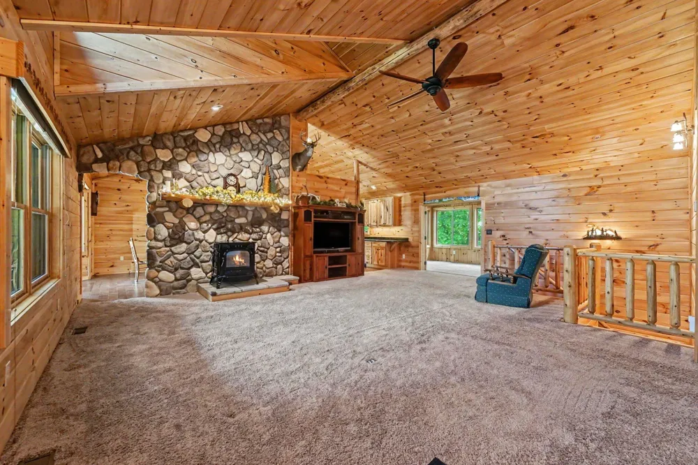 8319 Pine Island Drive NE Comstock Park, MI 49321