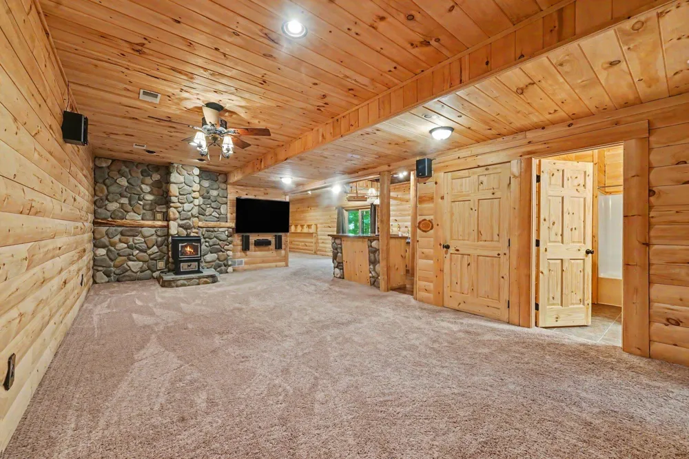 8319 Pine Island Drive NE Comstock Park, MI 49321